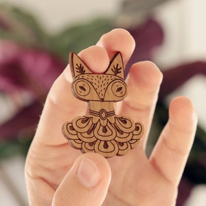 Broche Reine renarde en bois gravé au laser bijou animal mignon et décalé cadeau roi couronne costume historique image 6