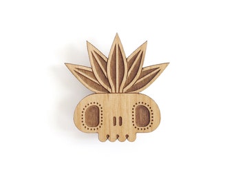 Skull brooch with crown of leaves in lasercut alder or walnut wood - Halloween calavera pin - vanitas jewelry - catrina scary accessory