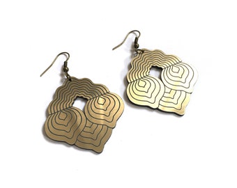 Grandes boucles d'oreilles originales en acrylique doré brossé découpé au laser - bijoux abstraits audacieux et graphiques - impressionnant accessoire géométrique doré brillant