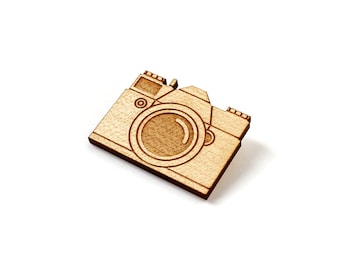 Broche appareil photo vintage - bijou en bois découpé au laser - pin's technologie rétro - épingle graphique en érable