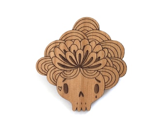 Tête de mort avec chignon et broche fleur en bois découpé au laser - gros cheveux graphiques ondulés - tatouage coeur - épingle d'Halloween - accessoire gothique macabre