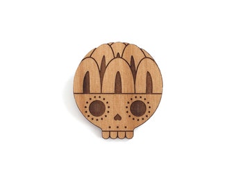 Broche tête de mort ronde avec couronne de feuilles en bois d'aulne ou de noyer découpé au laser - chapeau d'Halloween en calavera - bijoux vanitas - accessoire catrina