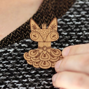 Broche Reine renarde en bois gravé au laser bijou animal mignon et décalé cadeau roi couronne costume historique image 3