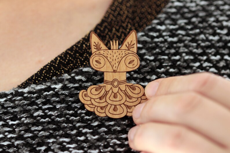 Broche Reine renarde en bois gravé au laser bijou animal mignon et décalé cadeau roi couronne costume historique image 3