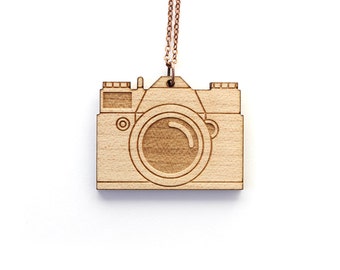 Collier Appareil photo vintage - pendentif en bois d'érable gravé au laser - bijou technologie retro - bijou graphique - cadeau photographe