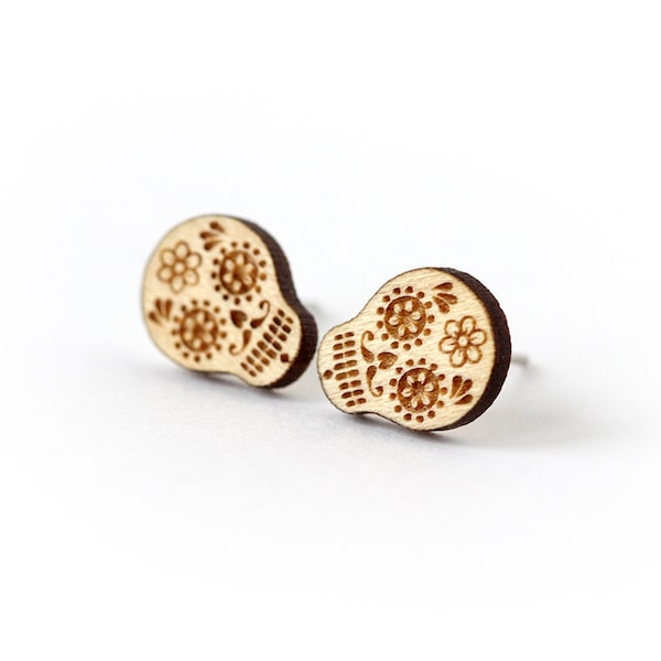 Puces d'oreilles Calavera en bois gravé au laser - boucles crâne mexicain - cadeau Halloween - clous en acier chirurgical hypoallergénique