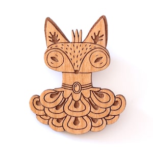 Broche Reine renarde en bois gravé au laser bijou animal mignon et décalé cadeau roi couronne costume historique image 1