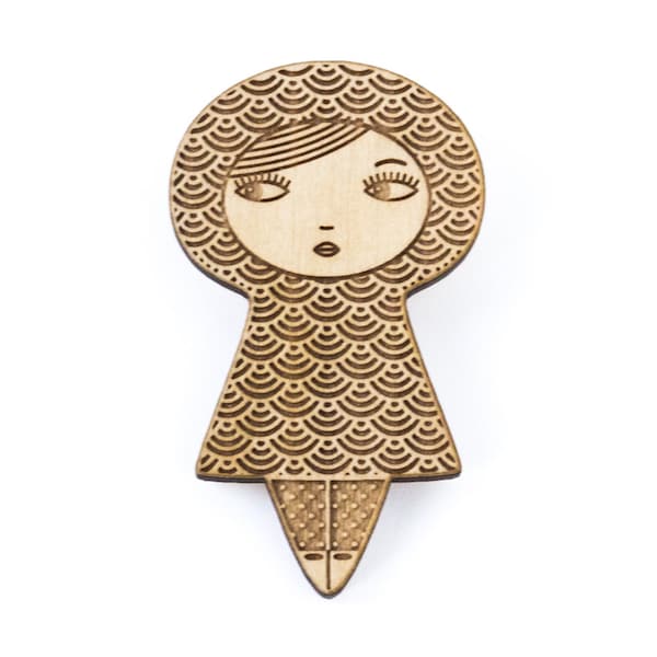 Broche poupée Seikaiha - motif japonais - bijou kokeshi - matriochka - poupée russe - bois d'érable gravé au laser - accessoire graphique