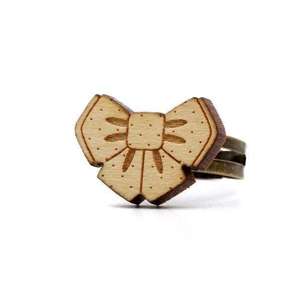 Bague Nœud papillon en bois - découpe laser - noeud pap' - bois d'érable gravé au laser - bijou graphique - anneau ajustable