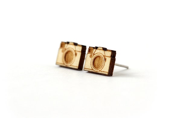 Puces d'oreilles appareil photo vintage - bijou photographe - bois d'érable gravé au laser - clous acier chirurgical hypoallergénique