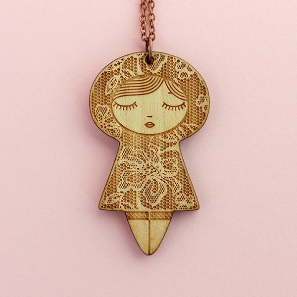 Collier Poupée avec dentelle - pendentif en bois - bijou romantique - matriochka - kokeshi - bois gravé - découpe laser - accessoire mignon