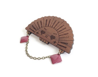 Skull brooch in lasercut wood with chain and burgundy sequin - 10 other colors available