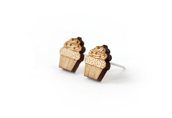 Puces d'oreilles Cupcake - boucles mini gâteau - bijou graphique kitsch - bois gravé au laser - clous en acier chirurgical hypoallergénique
