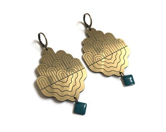 Big statement earrings in lasercut brushed gold acrylic with sequin - sumptuous bold and graphic jewelry - shiny golden geometric accessory