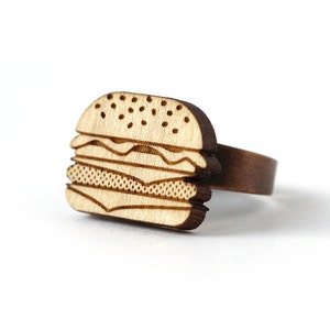Bague Hamburger - bague burger - bijou graphique retro kitsch - bois d&#39;érable gravé au laser