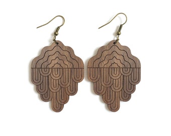 Grandes boucles d'oreilles originales en bois de noyer massif découpé au laser - Bijoux abstraits audacieux et graphiques - Accessoire géométrique sombre impressionnant