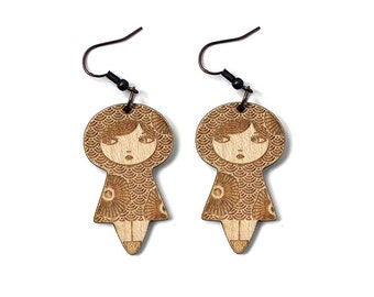 Boucles d'oreilles Poupée japonaise avec motif Seikaiha et fleurs - bois d'érable gravé au laser - matriochka - boucles kokeshi - japonais