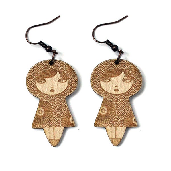 Boucles d'oreilles Poupée japonaise avec motif Seikaiha et fleurs - bois d'érable gravé au laser - matriochka - boucles kokeshi - japonais