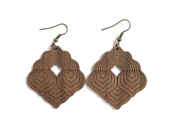 Boucles d'oreilles tendance en bois de noyer massif découpé au laser - Bijoux abstraits audacieux et graphiques - Accessoire géométrique sombre impressionnant