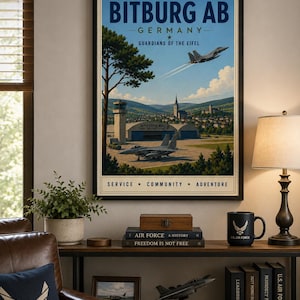以下が含まれることがあります： BITBURG AB GERMANY GUARDIANS OF THE EIFELと題された額入りポスター。飛行中の戦闘機と、格納庫や管制塔の近くの地上にある別の戦闘機が描かれている。下部のテキストには、クリーム色の枠内にSERVICE COMMUNITY ADVENTUREと記されている。