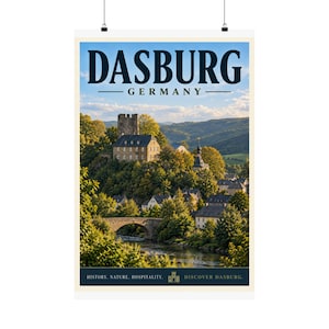 以下が含まれることがあります： 上部にDASBURG GERMANYの文字が入った縦型のトラベルポスター。川を見下ろす丘の上の石造りの城、石橋、木々のある村が描かれています。下部のテキストにはHISTORY. NATURE. HOSPITALITY. DISCOVER DASBURGと書かれています。