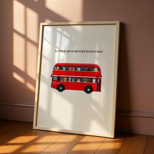 Stampa con cani su un autobus londinese, autobus a due piani rosso, graziosa decorazione murale per amanti dei cani, l'avventura è più bella con le zampe