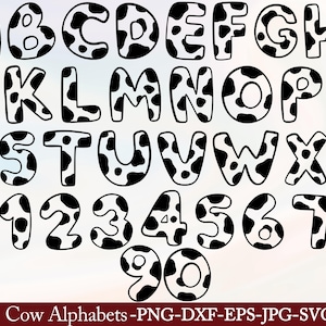 Op de afbeelding: Een complete set hoofdletters van A tot Z en cijfers van 0 tot 9, elk met een zwart-wit koeienvlekkenpatroon met afgeronde randen en een dikke zwarte omlijning. De tekst Cow Alphabets -PNG-DXF-EPS-JPG-SVG staat onderaan de afbeelding.