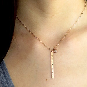 Collar de barra inspirador: elegante regalo de graduación para tu hija. "Ella creyó que podía, así que lo hizo", recuerdo para ella en oro rosa y plata esterlina.