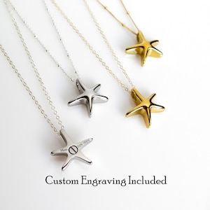 Puede incluir: Tres collares de plata y oro con un colgante de estrella de mar. El collar de plata tiene una inscripción personalizada que dice "Mamá 12-20-2021". La grabación personalizada está incluida.