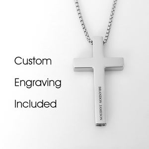 Könnte beinhalten: Ein silberfarbener Kreuzanhänger mit Kette. Das Kreuz hat eine rechteckige Form und trägt den Namen "BRANDON JAMESON" auf dem vertikalen Balken. Der Text "Custom Engraving Included" ist ebenfalls sichtbar.