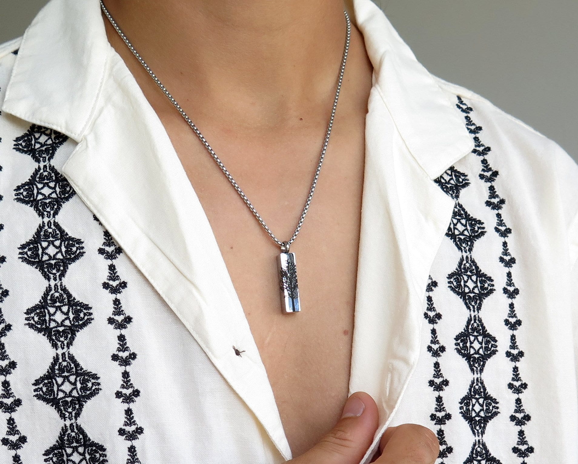 Ciondolo Memoriale In Acciaio Inox Per Ceneri - Albero Della Vita Con Vaso Portaceneri