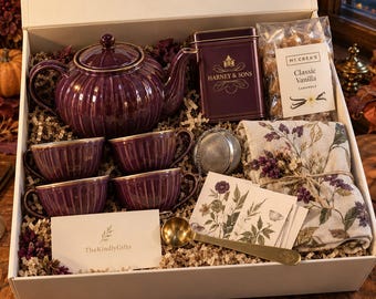 Può includere: Una confezione regalo contenente una teiera a coste viola scuro e quattro tazze abbinate con bordi dorati, una scatola di tè Harney & Sons, un sacchetto di caramelle McCrea's Classic Vanilla, un infusore, un panno floreale, un cucchiaio dorato e una carta.