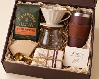 Peut inclure: Un coffret cadeau contenant un sachet de café Stumptown Holler Mountain de 340g, un porte-filtre en céramique, une carafe en verre graduée de 200 à 400 ml, un gobelet marron avec manchon en cuir, des filtres, une cuillère dorée et une serviette.
