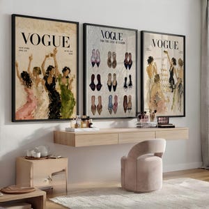 Puede incluir: Tres láminas de pared enmarcadas con portadas de la revista Vogue. Las láminas de la izquierda y la derecha muestran grupos de personas con vestidos de noche, mientras que la central presenta una cuadrícula de tacones con el texto Vogue For The Love Of Fashion.
