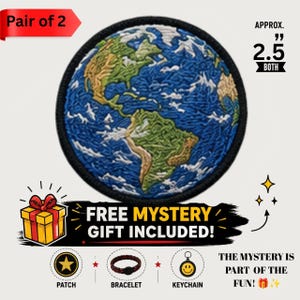 Puede incluir: Un parche bordado circular con un mapa detallado de la Tierra con océanos azules y continentes verdes y beige. El parche tiene un borde negro y mide aproximadamente 6,35 cm. El texto incluye Pair of 2 y FREE MYSTERY GIFT INCLUDED.