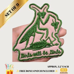 Op de afbeelding: Een set van negen geborduurde patches met een afbeelding van een groene bidsprinkhaan op een lichtroze achtergrond. Het ontwerp bevat de tekst Girls will be Girls in groen cursief schrift. Elke patch is ongeveer 8,1 cm hoog.