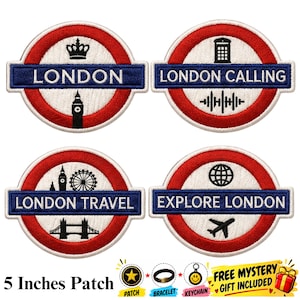 Puede incluir: Cuatro parches bordados circulares con un diseño de escarapela roja y blanca con una barra horizontal azul. Los parches muestran el texto LONDON, LONDON CALLING, LONDON TRAVEL y EXPLORE LONDON, junto con iconos de una corona, Big Ben, cabina telefónica, ondas sonoras, London Eye, Tower Bridge, un globo terráqueo y un avión.