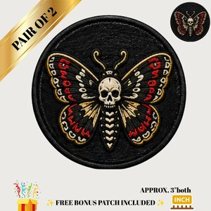 Op de afbeelding: Een ronde zwarte geborduurde patch met een vlinder met een schedel in het midden. De vlinder heeft zwarte, rode en gouden vleugels. De tekst PAIR OF 2 is zichtbaar in de hoek. De patch heeft een diameter van ongeveer 7,62 cm.