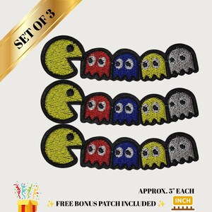 Könnte beinhalten: Ein Set aus drei bestickten Aufnähern mit einer gelben kreisförmigen Figur, gefolgt von roten, blauen, gelben und grauen Geisterfiguren. Jeder Aufnäher ist etwa 12,7 cm lang. Der Text SET OF 3 ist in der Ecke zu sehen.