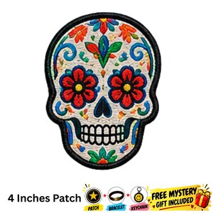 Puede incluir: Un parche bordado de 10 cm con forma de calavera, base blanca y patrones florales coloridos en rojo, azul, verde y naranja. La calavera presenta cuencas oculares de flores rojas, nariz negra y borde negro. El texto dice 4 Inches Patch.