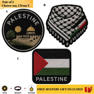 Könnte beinhalten: Drei bestickte Aufnäher mit den Bezeichnungen A, B und C. Aufnäher A ist kreisförmig mit dem Text PALESTINE, einem Baum und einem Kuppelgebäude. Aufnäher B zeigt ein schwarz-weißes Keffiyeh-Muster. Aufnäher C ist quadratisch mit der Flagge Palästinas und dem Text PALESTINE.