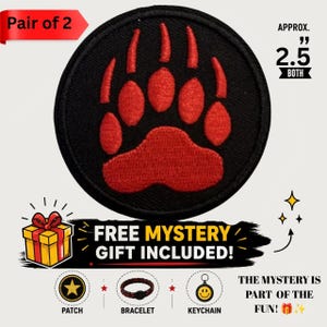 Puede incluir: Un parche circular negro bordado con un diseño de huella de oso roja. El parche mide aproximadamente 6,35 cm de diámetro. El texto Pair of 2 es visible, junto con el texto FREE MYSTERY GIFT INCLUDED, PATCH, BRACELET y KEYCHAIN.