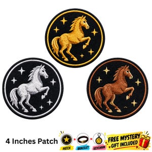 Puede incluir: Tres parches bordados circulares de 10,16 cm de diámetro, con un caballo encabritado rodeado de estrellas de cuatro puntas. Un parche tiene un caballo dorado sobre negro, otro un caballo plateado sobre negro y otro un caballo marrón sobre negro.