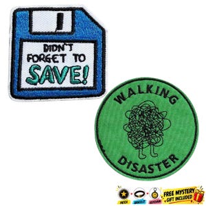 Grappige geborduurde patches set, met een herinnering voor het opslaan van bestanden op een floppy disk en een ontwerp van een wandelende ramp, strijkpatches van stof voor rugzakken, jassen en tassen.