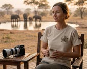 South Africa 2026 Expedition T-Shirt mit Erdmännchen-Motiv – Produktbild 1