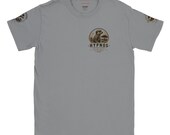 South Africa 2026 Expedition T-Shirt mit Erdmännchen-Motiv – Produktbild 14