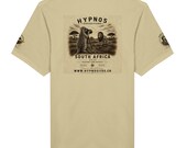 South Africa 2026 Expedition T-Shirt mit Erdmännchen-Motiv – Produktbild 10
