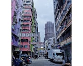 Straßenszene in Hongkong – Fine-Art-Fotografie auf Acrylglas | HypnosTravelArt – Produktbild 1