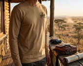 South Africa 2026 Expedition Langarmshirt aus Bio-Baumwolle mit Erdmännchen-Motiv – Produktbild 1