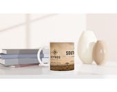 South Africa 2026 Expedition – Keramiktasse mit Erdmännchen – Produktbild 4